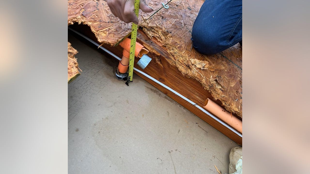 Roofers cut pipe, flood homes in Baldwin Park; roofing company says pipe wasn't up to code - Vimarsana News