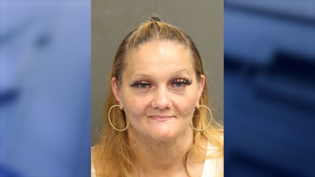 Florida woman accused of stealing from Walmart with daughter in tow