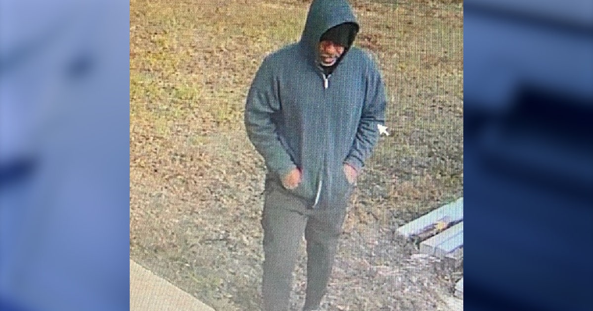 Deputies search for suspect accused of robbing, stabbing man outside ...