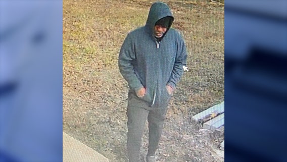 Deputies search for suspect accused of robbing, stabbing man outside Florida gas station for $600