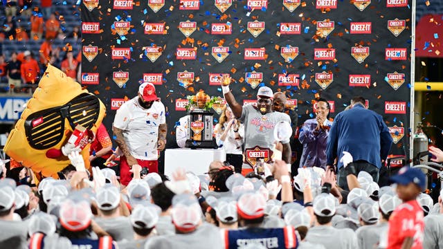 No. 21 Illinois beats No. 14 South Carolina 21-17 in the Citrus Bowl for its 10th win of the season