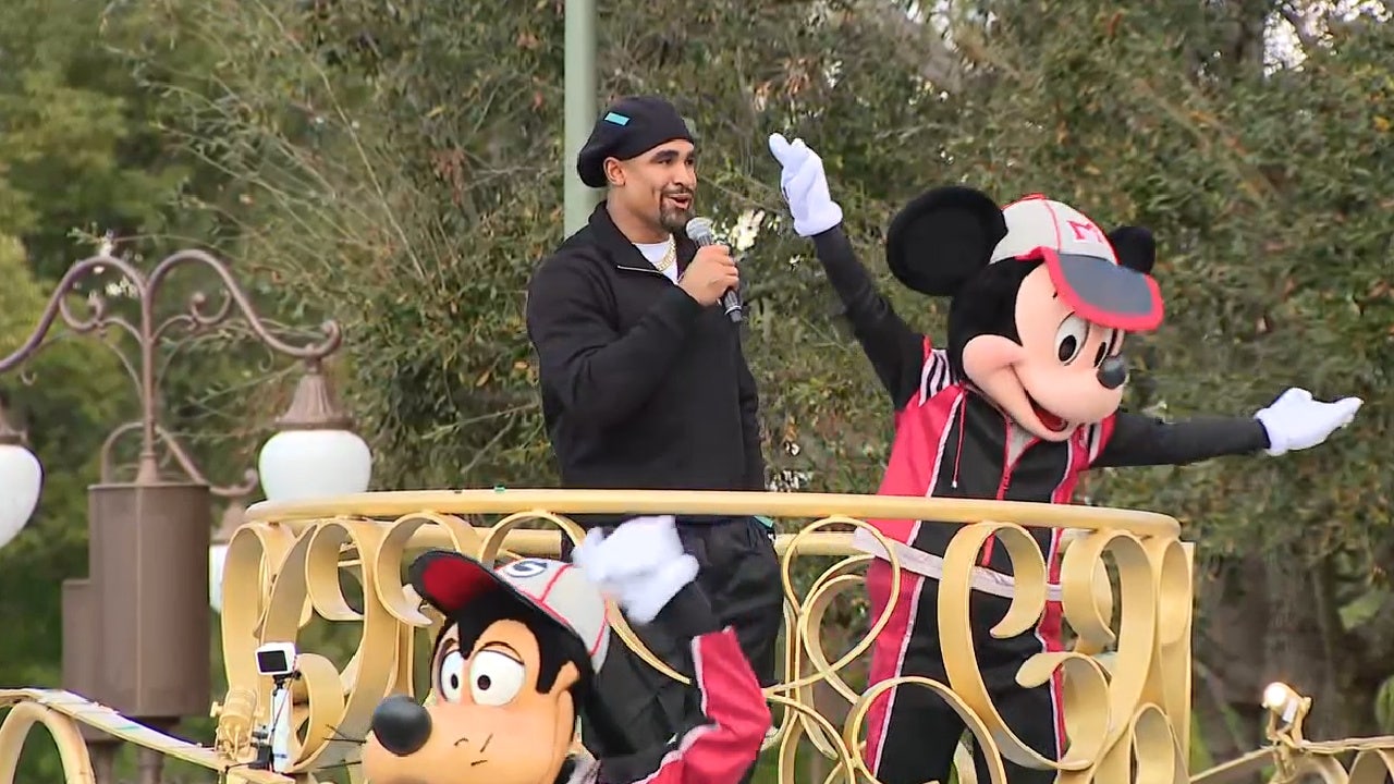 Jalen Hurts, Super Bowl MVP, leads Disney crowds in 'E-A-G-L-E-S!' chant at Magic Kingdom