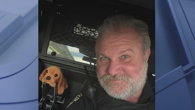 Orlando police officer tracks down, returns lost stuffed animal to 6-year-old girl at airport