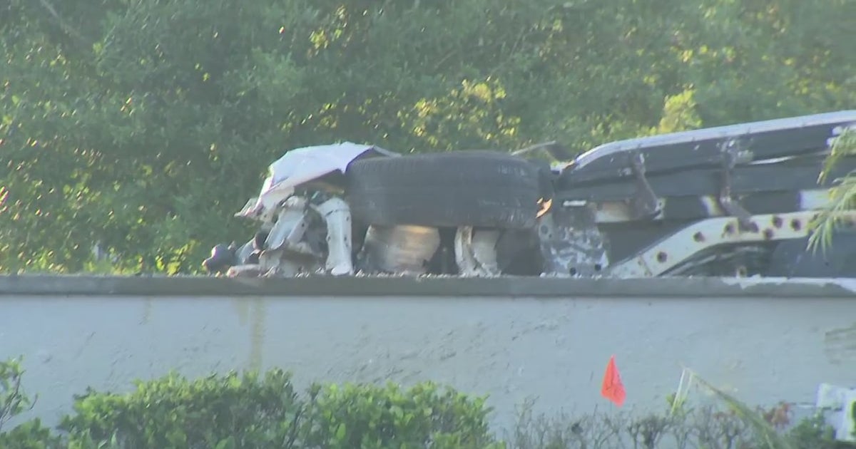1 dead, 1 hurt in Orlando crash after SUV runs off road, strikes wall ...