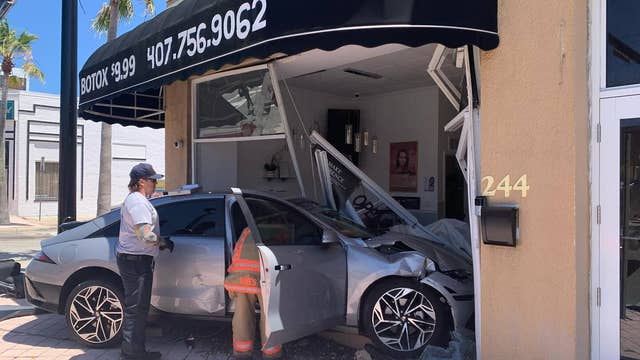 2 injured after car smashes into Daytona Beach business, officials say