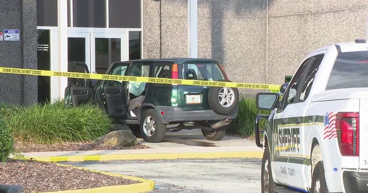 Driver killed after crashing into Orlando building, troopers say | FOX ...