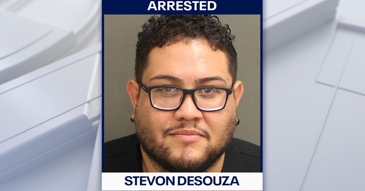 Man arrested after allegedly pointing gun at family during Orlando road ...
