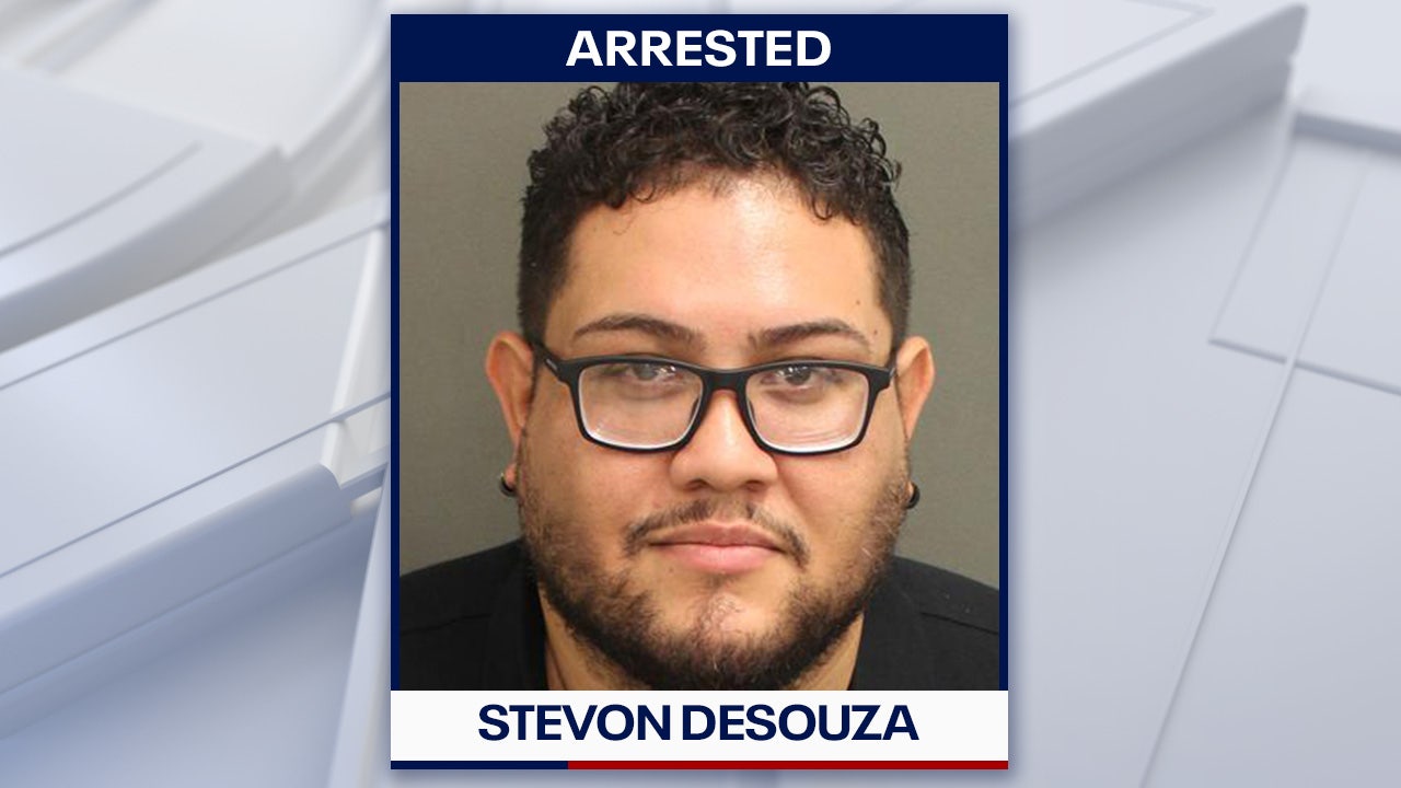 Man arrested after allegedly pointing gun at family during Orlando road ...