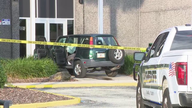 Driver killed after crashing into Orlando building, troopers say