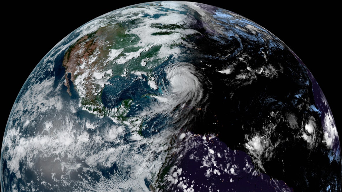 Tropical weather maps: NHC outlook, Saharan dust, water temperatures, wave heights