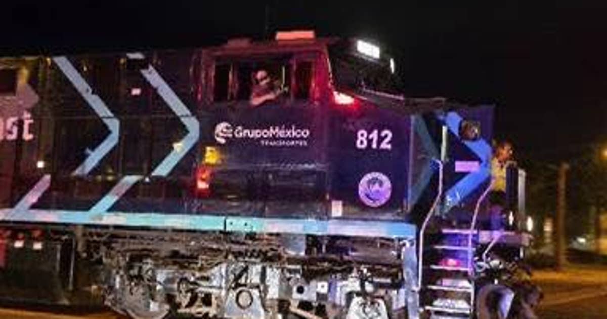 Cocoa police rescue driver stuck on tracks at Florida crossing moments ...