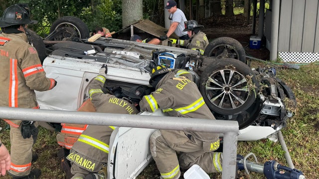 2 hospitalized after 5-vehicle crash in Holly Hill, police say