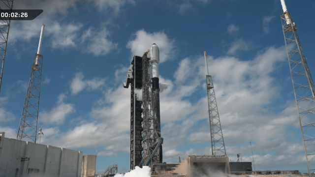 SpaceX spends more satellites to space