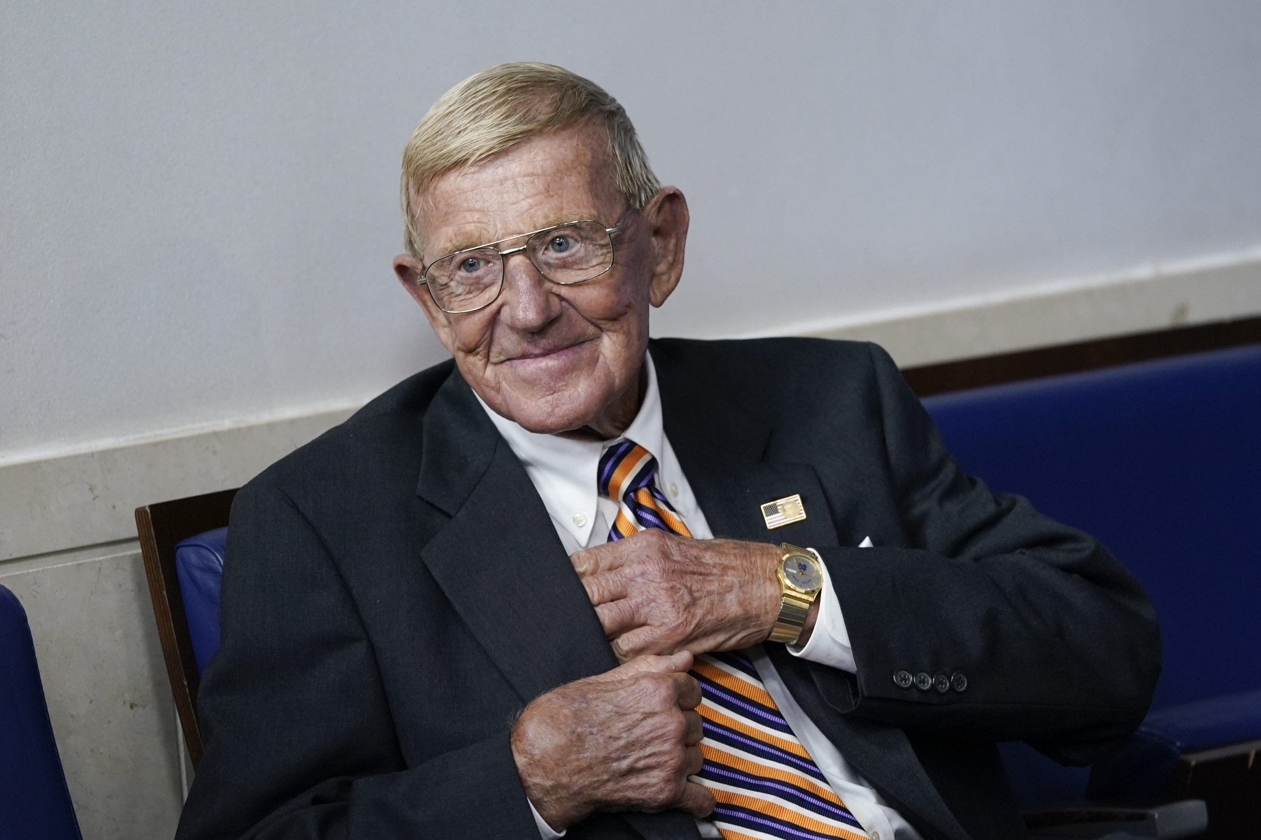 Legendary college football coach, devoted father Lou Holtz dies at age 89