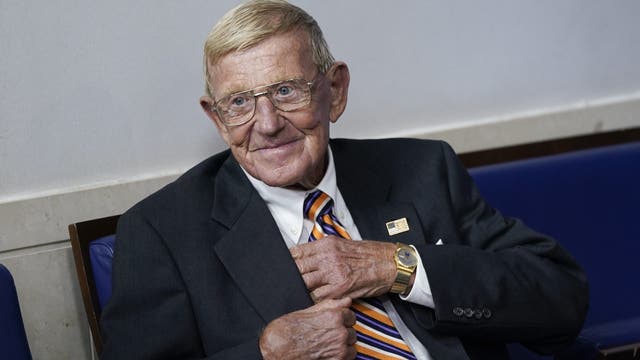 Legendary college football coach, devoted father Lou Holtz dies at age 89