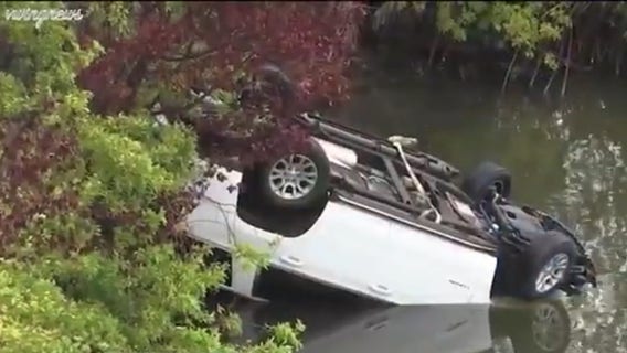 Man intentionally drives car off bridge, abandons ex-girlfriend trapped inside sinking car, deputies say