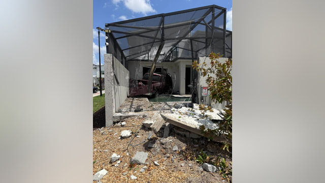 1 injured after vehicle crashes into Orlando home, officials say