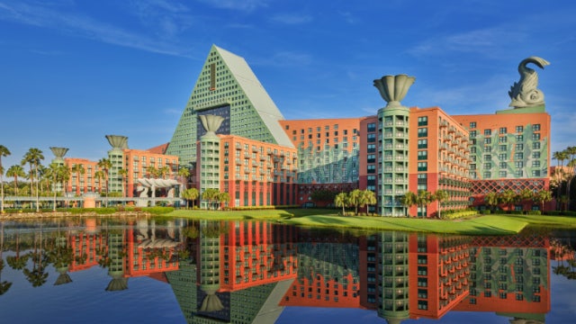 Fire at Walt Disney World Dolphin hotel prompts evacuation, restaurant closure