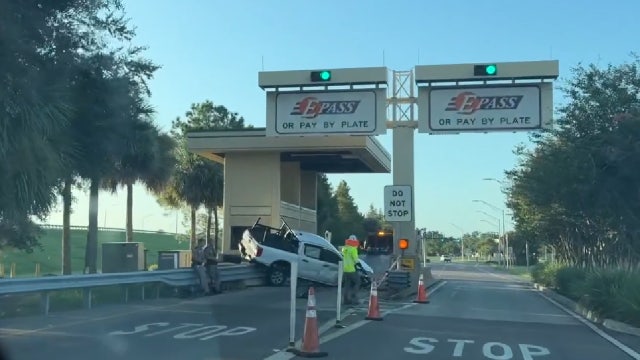 1 hurt after pickup truck crashes into toll booth on SR-417, FHP says