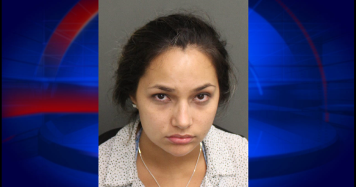 Mother arrested for leaving kids in hot car while she drinks at bar ...