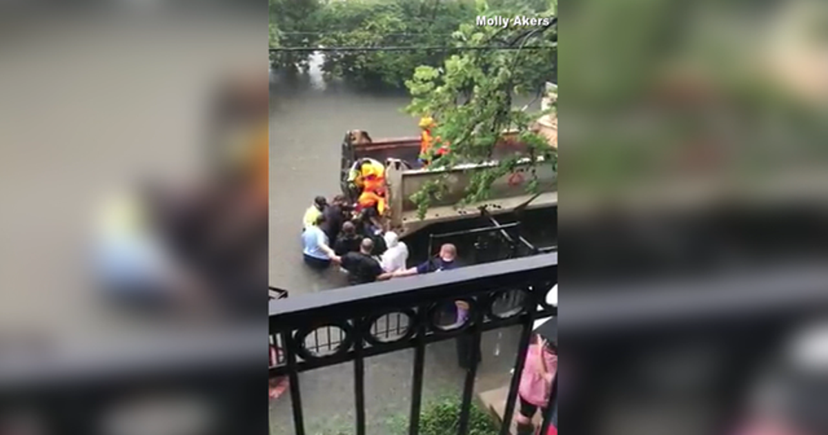 Houston neighbors form human chain to help woman in labor | FOX 4 ...
