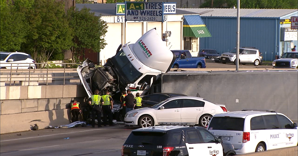 Fatal crash closes I-35W southbound in Fort Worth | FOX 4 Dallas-Fort Worth