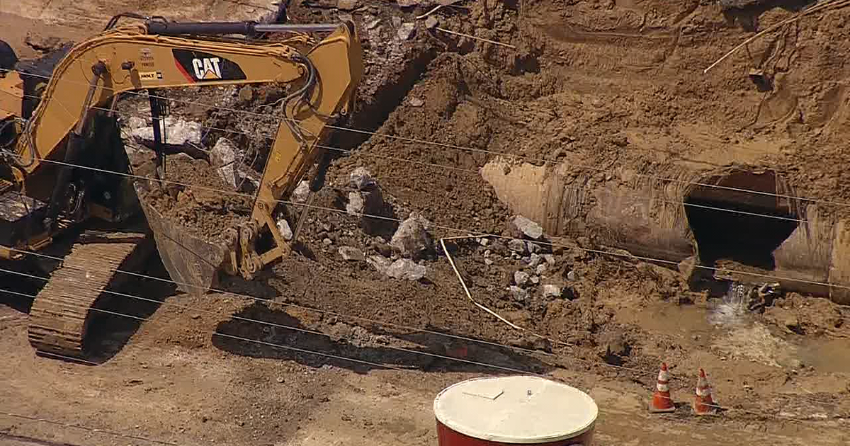 Broken water main floods, shuts down busy Fort Worth street | FOX 4 ...