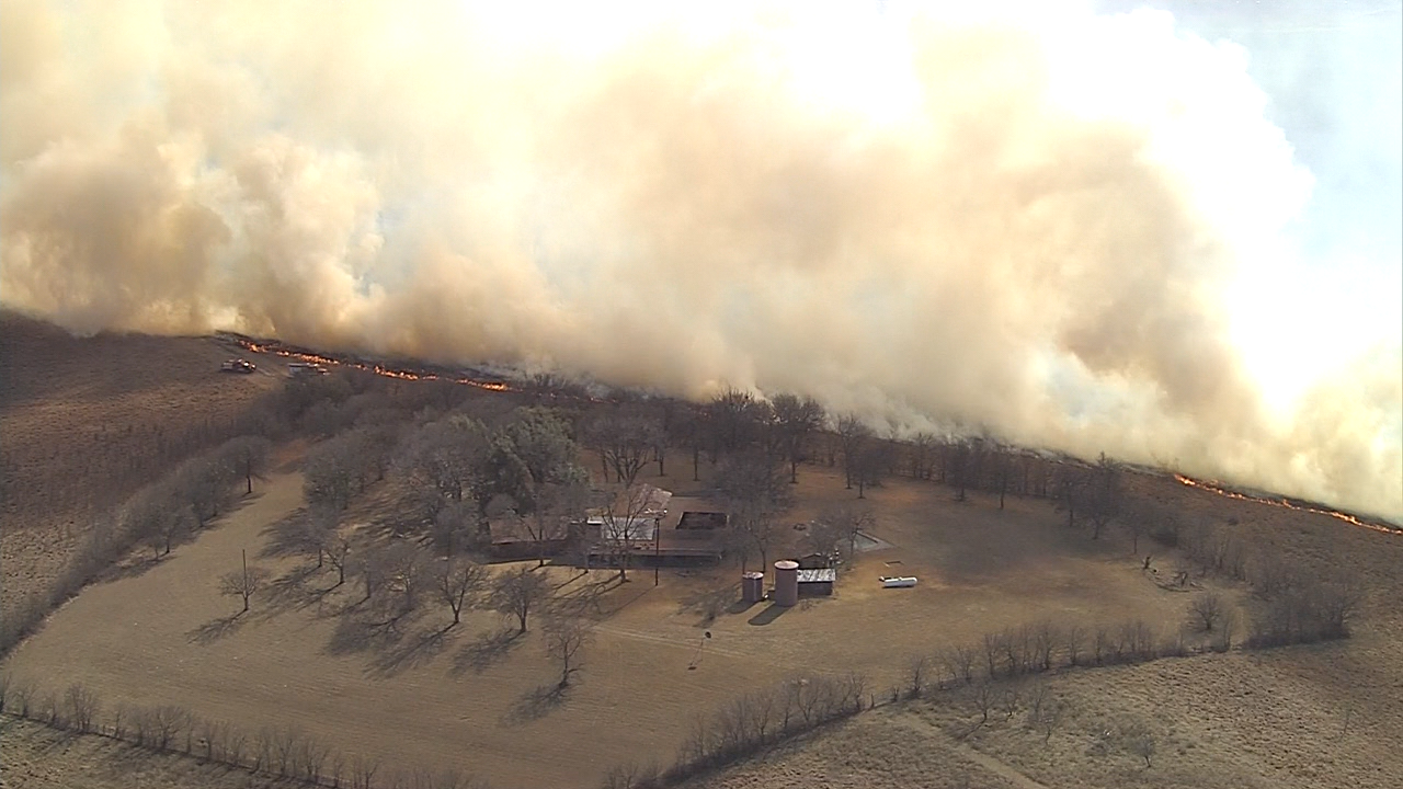 Brush fires scorch hundreds of acres in North Texas