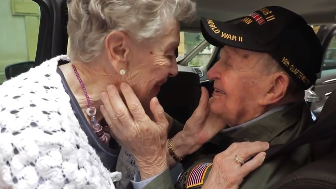 Download 'You never got out of my heart': WWII veteran reunites ...