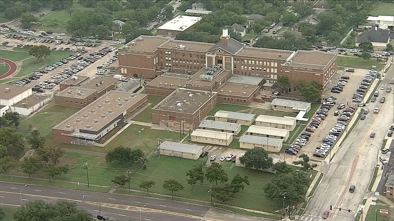 Suspects run into Fort Worth's Polytechnic High School, prompt lockdown