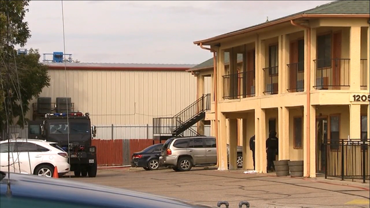Irving police in standoff with kidnapping suspect