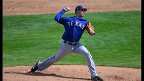 Gonzalez, 3 others sign minor league deals with Rangers
