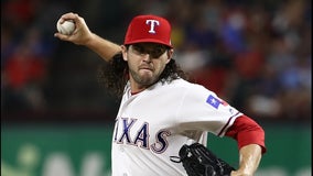 Rangers trade Gearrin to A's for two minor league pitchers