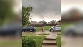 Teacher warns parents as tornado nears pickup line