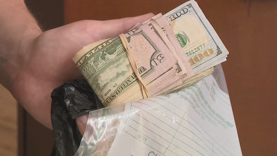 Police: Drivers grab spilled cash on I-285