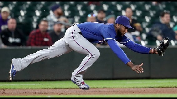 Rangers break through in seventh, beat Mariners 2-0