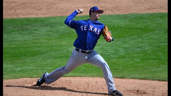 Gonzalez, 3 others sign minor league deals with Rangers