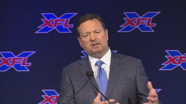 Ex-Oklahoma coach Bob Stoops back with XFL's Dallas team