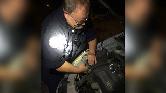 Officer pulls Kentucky woman over, changes headlight for her