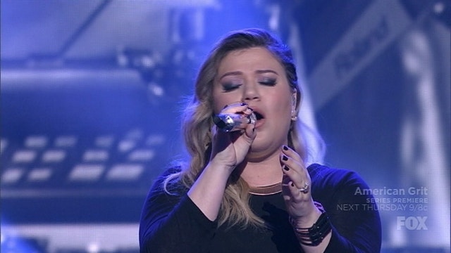 Kelly Clarkson welcomes baby boy