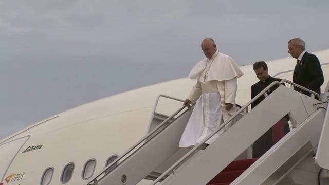 Pope Francis receives huge welcome during US arrival