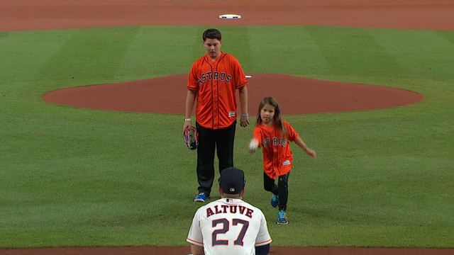 Girl with 3D prosthetic hand throws first pitch at World Series