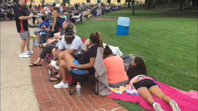 Fans line up for free Blake Shelton concert tickets