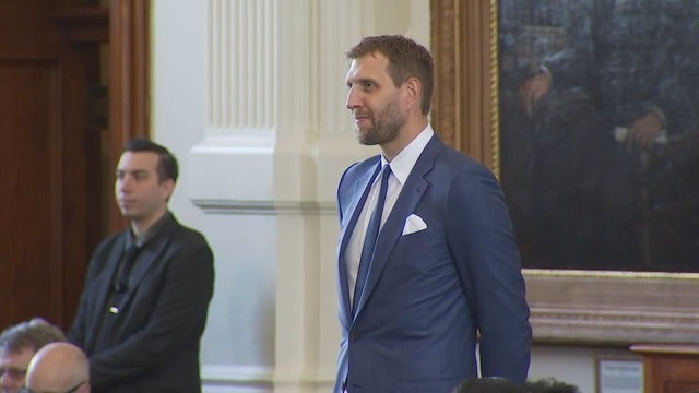 Mavs' Dirk Nowitzki honored by governor, Texas lawmakers