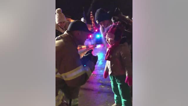Wisconsin firefighter proposes to girlfriend and her daughter at parade