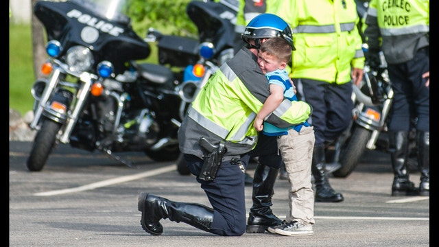 Photo captures community's grief after officer's death