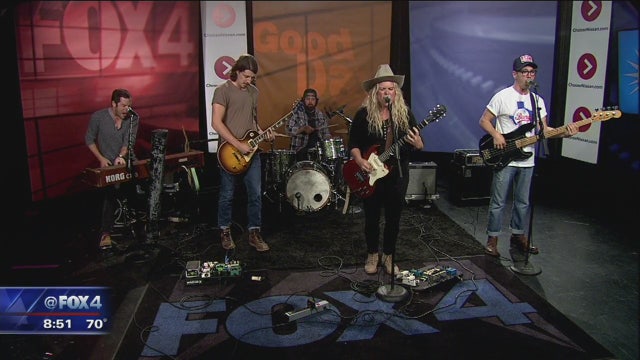 Musical Guest: Somebody's Darling