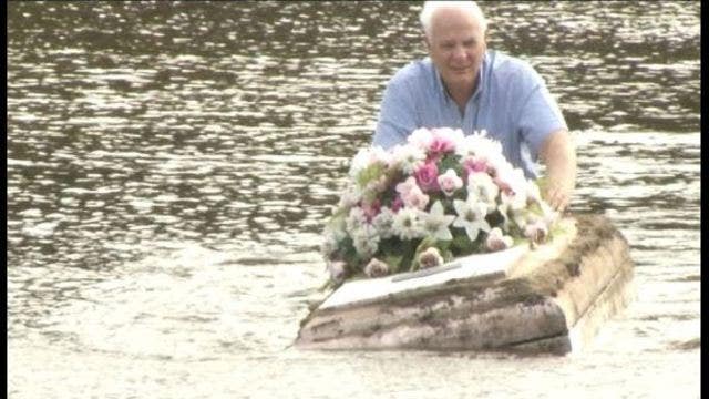 South Carolina pastor pulls casket out of flood