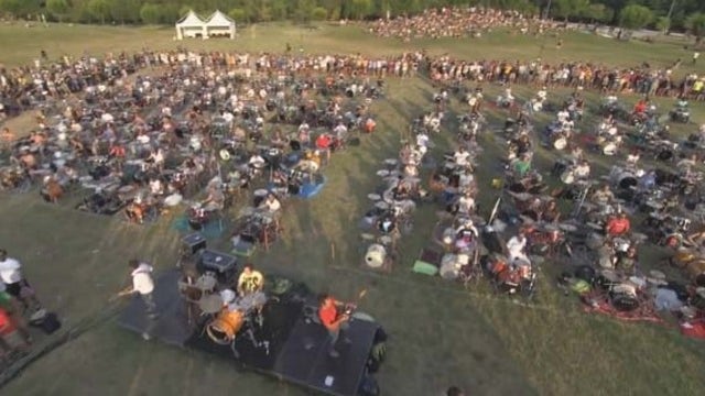 1,000 musicians perform Foo Fighters song at same time