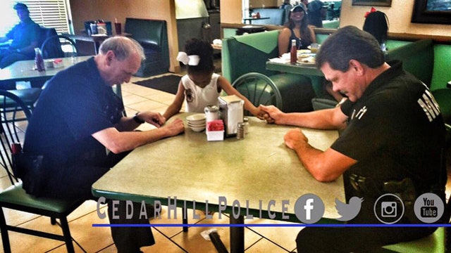 Girl stops to pray with Cedar Hill police officers